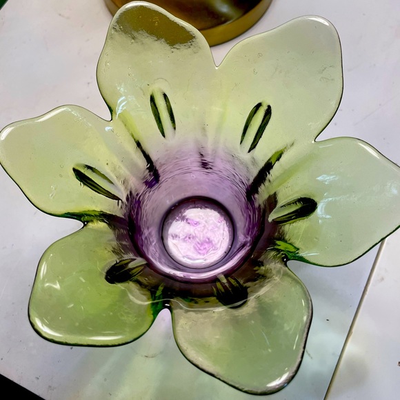 VINTAGE VASE - Mid-Century
6 Petal Green & Purple Glass
Handkerchief Swung Vase - Picture 3 of 7